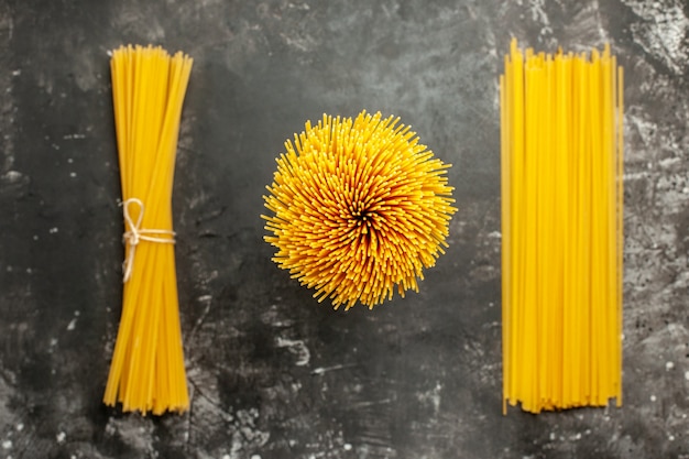 Kostenloses Foto draufsicht lange italienische pasta auf hellgrauem hintergrund