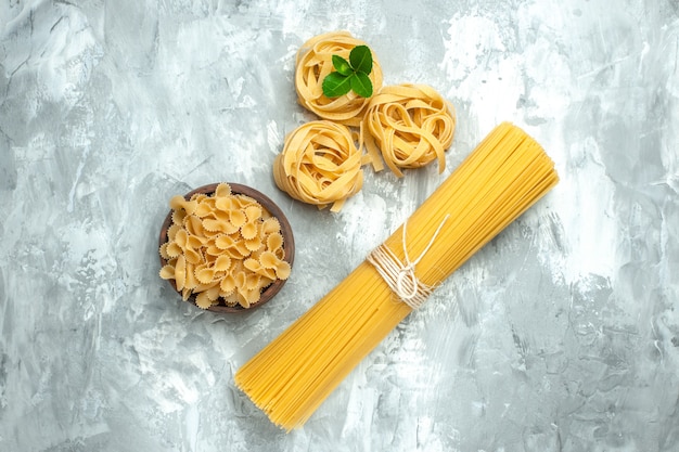 Draufsicht lange italienische Pasta auf weißem Hintergrund