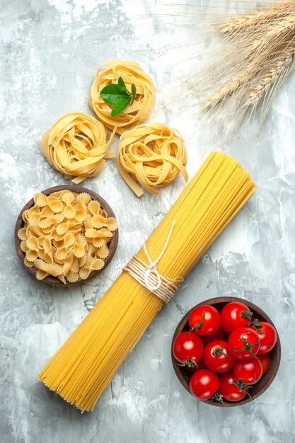 Draufsicht lange italienische Pasta mit Tomaten auf weißem Hintergrund