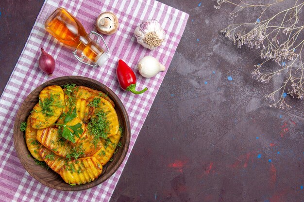 Draufsicht lecker gekochte Kartoffeln leckeres Gericht mit Grün auf dunkelgrauer Oberfläche Kartoffel Abendessen Gericht kochen Mahlzeit