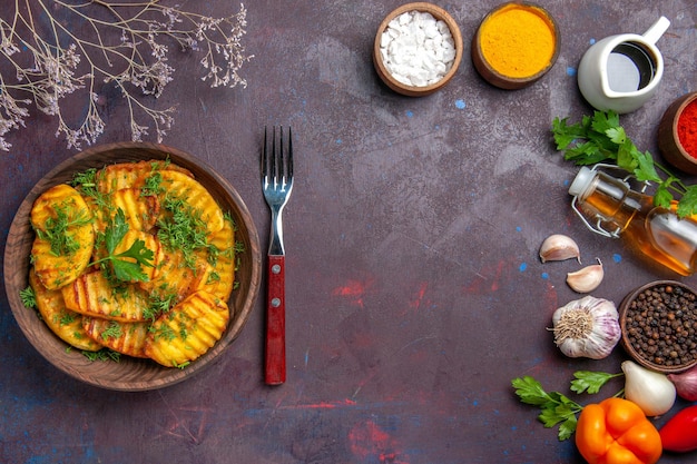 Draufsicht lecker gekochte Kartoffeln mit Grüns auf der dunklen Oberfläche Kartoffel Abendessen Gericht Cips Kochen Mahlzeit