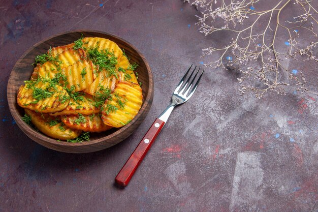 Draufsicht lecker gekochte Kartoffeln mit Grüns in brauner Platte auf dunkler Oberfläche Mahlzeit Gericht kochen Cips Abendessen Kartoffel