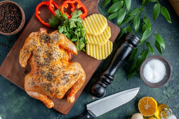 Draufsicht lecker gekochtes Hühnchen gewürzt mit Kartoffeln auf dunklem Hintergrund Fleischfarbe Gericht Mahlzeit Abendessen Essen Restaurant Grill