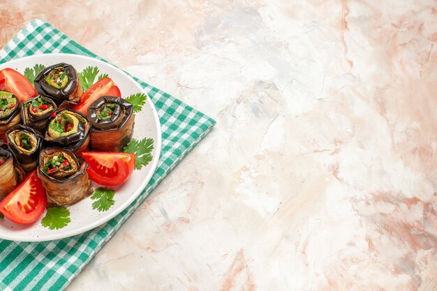 Draufsicht leckere Auberginenröllchen mit Tomaten und Gemüse