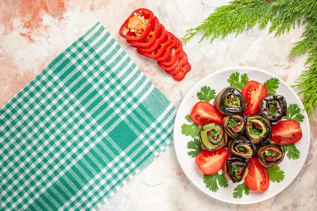 Draufsicht leckere Auberginenröllchen mit Tomaten und Gemüse