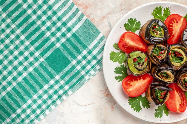 Draufsicht leckere Auberginenröllchen mit Tomaten und Gemüse