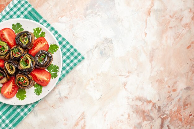 Draufsicht leckere Auberginenröllchen mit Tomaten und Gemüse