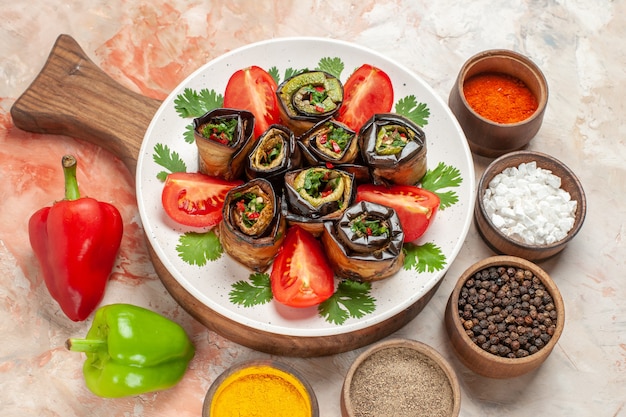 Draufsicht leckere Auberginenröllchen mit Tomaten und verschiedenen Gewürzen