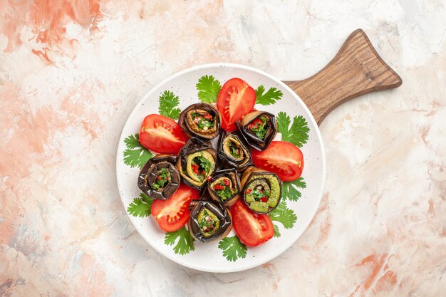 Draufsicht leckere Auberginenröllchen mit Tomaten