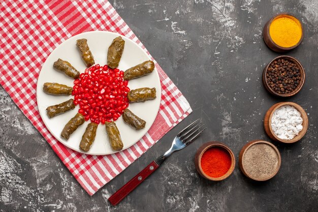 Draufsicht leckere Blattdolma mit Gewürzen auf dunklem Schreibtisch