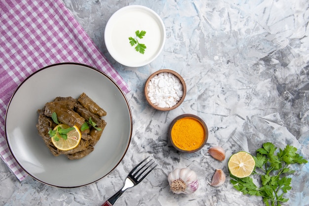 Draufsicht leckere Blattdolma mit Gewürzen auf weißem Hintergrund