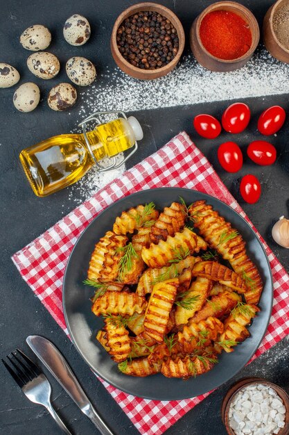 Draufsicht leckere Bratkartoffeln mit Gewürzen und roten Tomaten auf dunklem Hintergrund Gericht Foto Kochen Braten Essen Mahlzeit Huhn