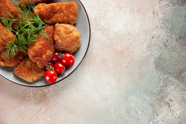 Draufsicht leckere Chicken Wings mit Grüns in der Platte auf hellem Hintergrund Fleisch essen horizontale Sandwich-Mahlzeit Pommes Mittagessen Burger Freiraum