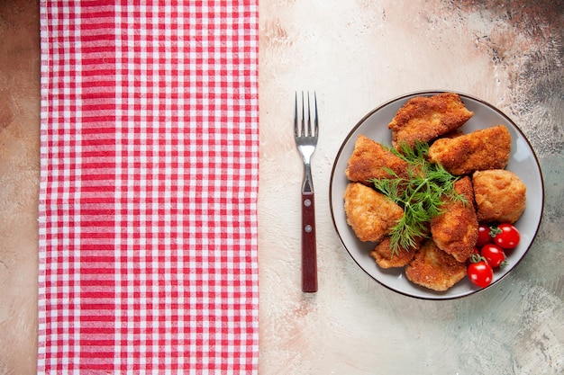 Draufsicht leckere Chicken Wings mit Grüns und Tomaten auf hellem Hintergrund Mahlzeit Fleisch Sandwich Essen Pommes Burger