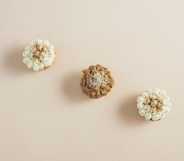 Draufsicht leckere Cupcakes verschiedener Geschmacksrichtungen