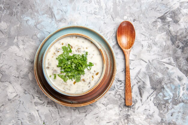 Draufsicht leckere Dovga-Joghurt-Suppe mit Gemüse auf weißem Tischmilch-Suppengericht