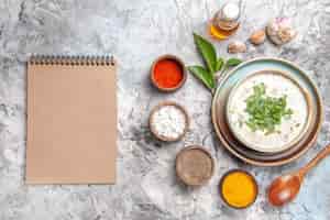 Kostenloses Foto draufsicht leckere dovga-joghurtsuppe mit gewürzen auf weißem bodengericht milchsuppe molkerei