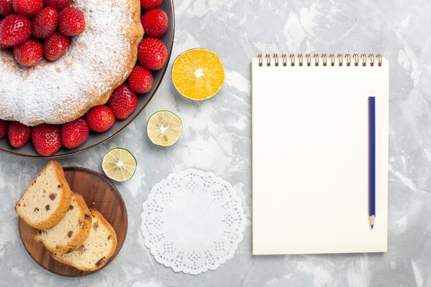 Draufsicht leckere Erdbeerkuchen mit frischen Erdbeeren auf Weiß