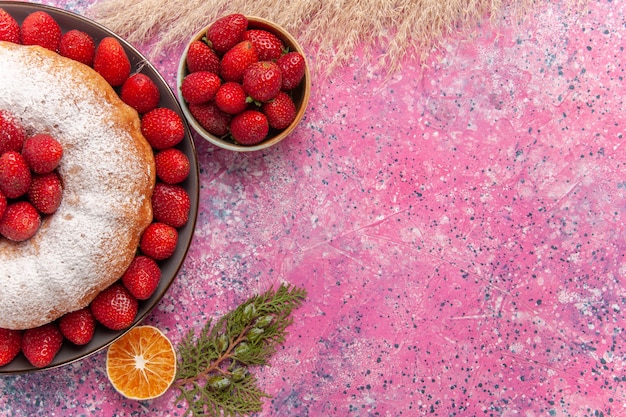 Draufsicht leckere Erdbeerkuchen mit Zuckerpulver auf hellrosa