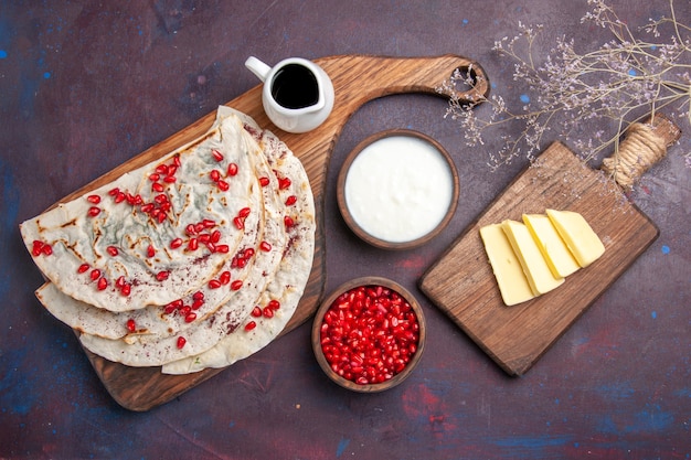 Draufsicht leckere Fleisch Qutabs Pitas mit Granatäpfeln auf dunkler Oberfläche Lebensmittel Fleisch Teig Pita