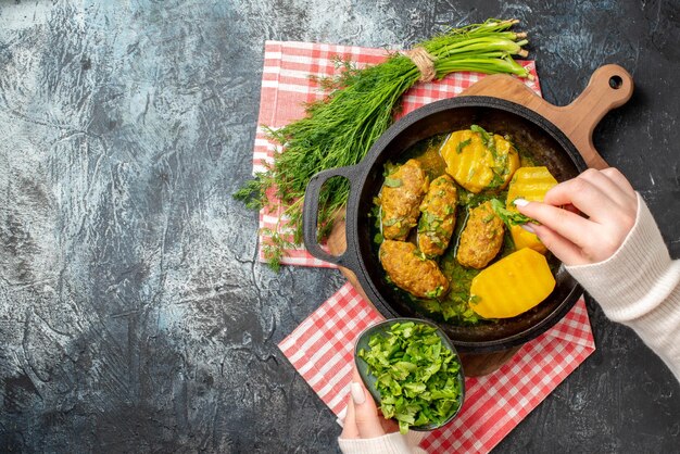 Draufsicht leckere Fleischfrikadelle mit Salzkartoffeln und Grüns auf dem grauen Hintergrundfarbe Salat kochen Essen Küche Essen Abendessen