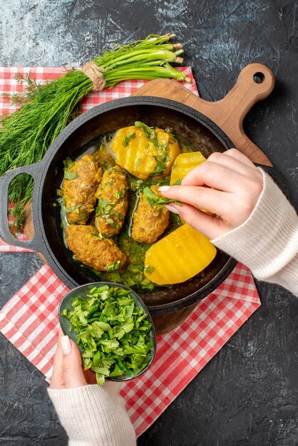 Draufsicht leckere Fleischfrikadelle mit Salzkartoffeln und Grüns auf grauem Hintergrund Farbe Salat kochen Küche Essen Abendessen