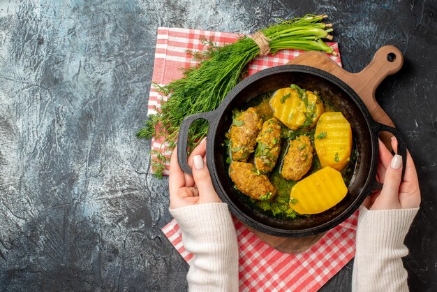 Draufsicht leckere Fleischfrikadelle mit Salzkartoffeln und Grüns auf grauem Hintergrund Farbsalat Essen Mahlzeit Abendessen