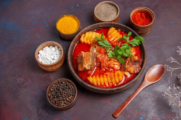 Draufsicht leckere Fleischsauce Suppe mit Gewürzen auf Schwarz