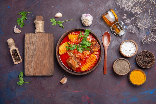 Draufsicht leckere Fleischsauce Suppe mit verschiedenen Gewürzen auf Schwarz