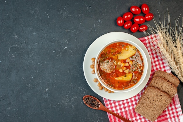 Draufsicht leckere Fleischsuppe besteht aus Kartoffeln und Fleisch auf dunklem Hintergrund