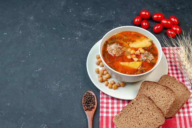 Draufsicht leckere Fleischsuppe besteht aus Kartoffeln und Fleisch auf dunklem Hintergrund