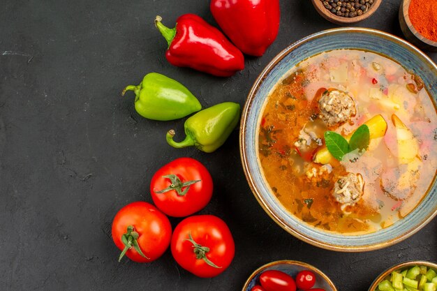 Draufsicht leckere Fleischsuppe mit frischem Gemüse auf dem dunklen Tisch Food Dish Foto Mahlzeit