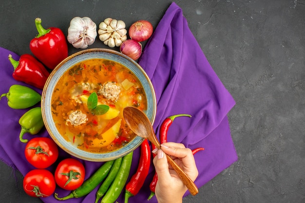 Draufsicht leckere Fleischsuppe mit frischem Gemüse auf dunklem Tischfotoschale Essen