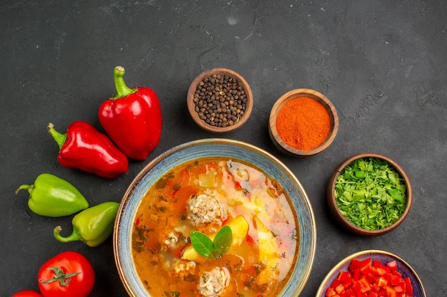 Draufsicht leckere Fleischsuppe mit frischem Gemüse auf dunklem Tischfutter Fotofarbgericht