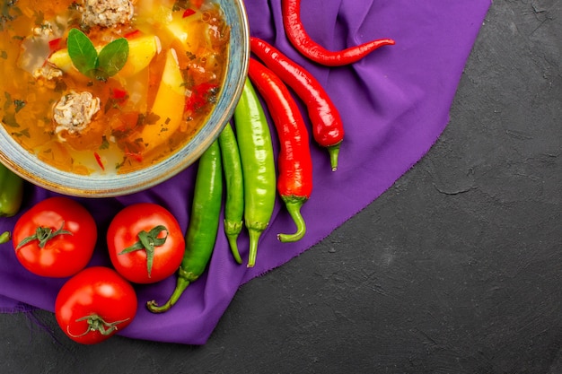 Kostenloses Foto draufsicht leckere fleischsuppe mit frischem gemüse auf dunkler tischfotoschalenfarbe