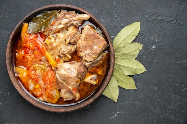 Draufsicht leckere Fleischsuppe mit Gemüse auf dunkler grauer Soße Mahlzeit warmes Essen Fleisch Kartoffel Foto Abendessen Gericht