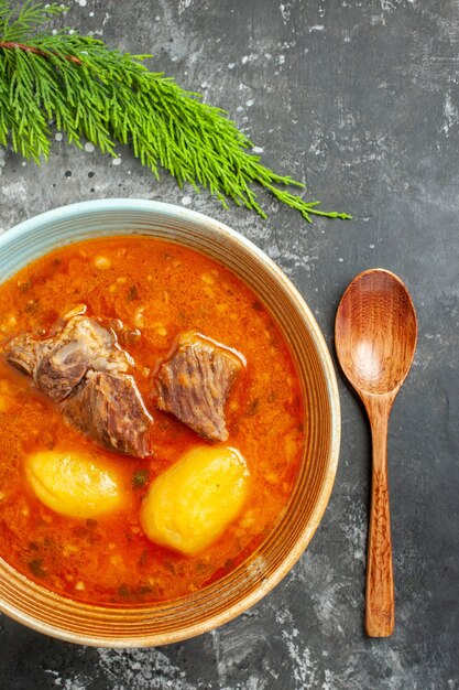 Draufsicht leckere Fleischsuppe mit Gemüse