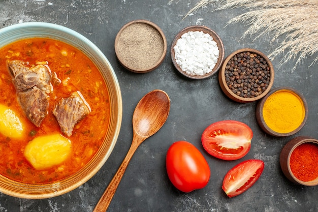 Draufsicht leckere Fleischsuppe mit Gewürzen