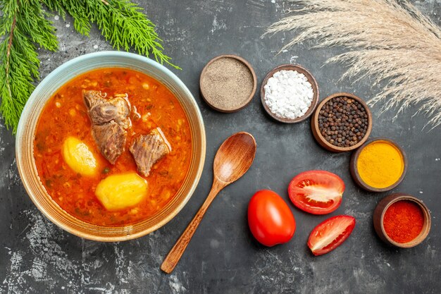 Draufsicht leckere Fleischsuppe mit Gewürzen