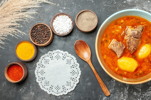 Draufsicht leckere Fleischsuppe mit Gewürzen