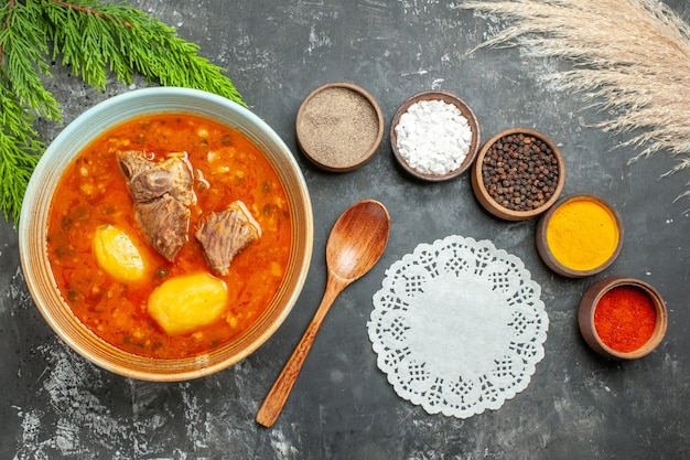 Draufsicht leckere Fleischsuppe mit Kartoffeln und Gewürzen