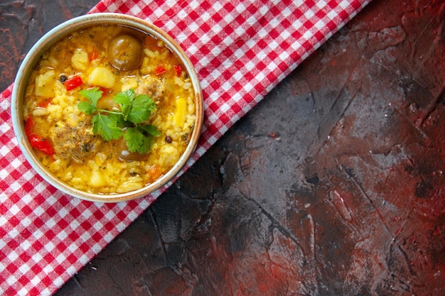 Draufsicht leckere Fleischsuppe mit Kartoffeln und Reis in kleinem Teller auf dunkler Oberfläche Essen Salat Gericht Küche horizontales Abendessen farbfreier Raum