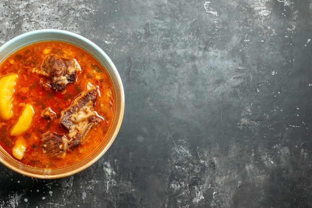 Draufsicht leckere Fleischsuppe mit Kartoffeln