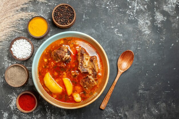 Draufsicht leckere Fleischsuppe mit verschiedenen Gewürzen