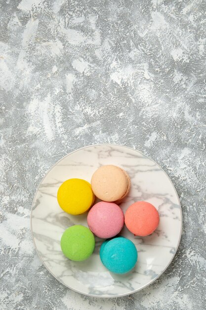 Draufsicht leckere französische macarons bunte kuchen auf weißer oberfläche