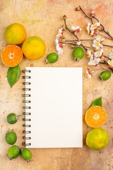Draufsicht leckere frische mandarinen mit feijoas