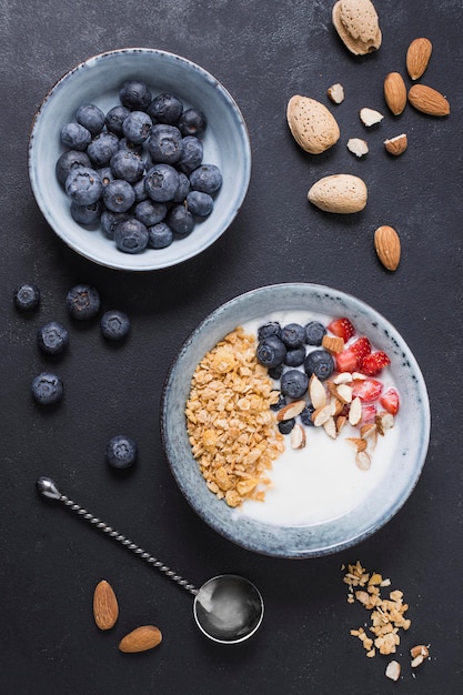 Kostenloses Foto draufsicht leckere frühstücksschüssel mit blaubeeren