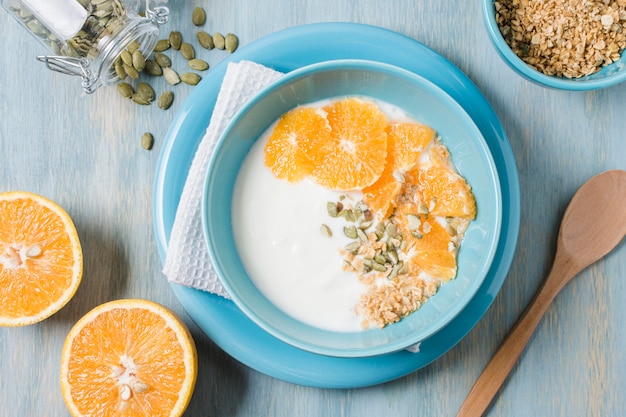 Draufsicht leckere Frühstücksschüssel mit Joghurt und Orange