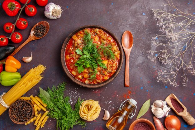 Draufsicht leckere gekochte Gemüsesauce Mahlzeit mit Gemüse und Gewürzen auf dem dunklen Hintergrund Mahlzeit Essen Abendessen Gerichtssauce