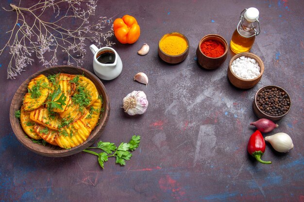 Draufsicht leckere gekochte Kartoffeln leckeres Essen mit Grüns auf dunkler Oberfläche Kartoffel Abendessen Gericht Kochen Mahlzeit